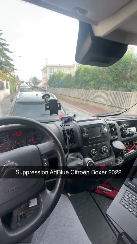 Poste de conduite d'un Citroën Boxer avec interface de diagnostic sur le tableau de bord