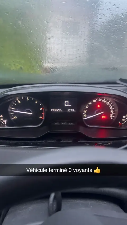 Combiné d'instruments allumé affichant 105 822 kilomètres au compteur, véhicule à l'arrêt